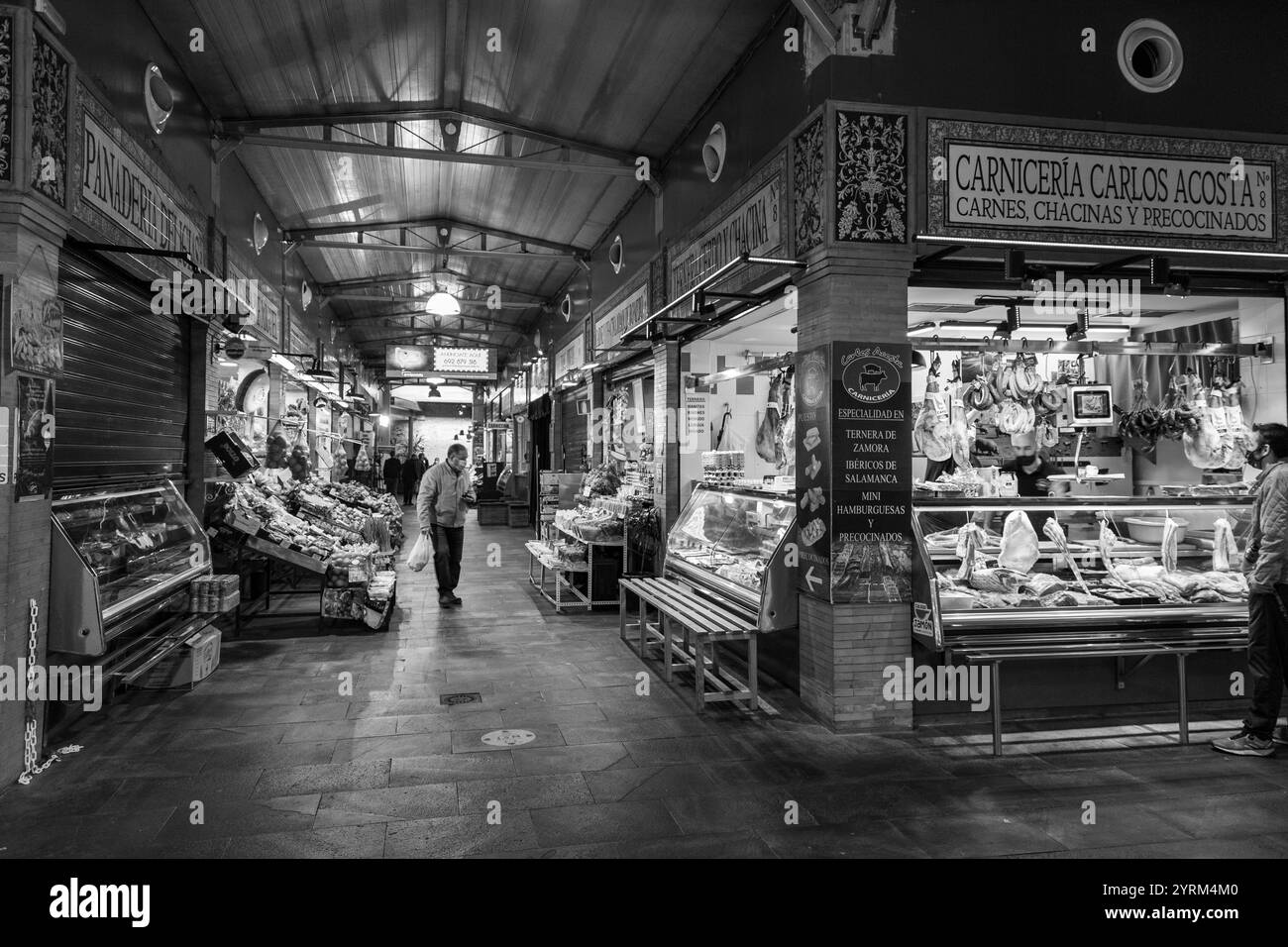 Siviglia, Spagna-24 febbraio 2022: Gente che fa shopping all'interno del Mercado de Triana, un mercato alimentare coperto nel quartiere Triana di Siviglia, Spagna. Foto Stock