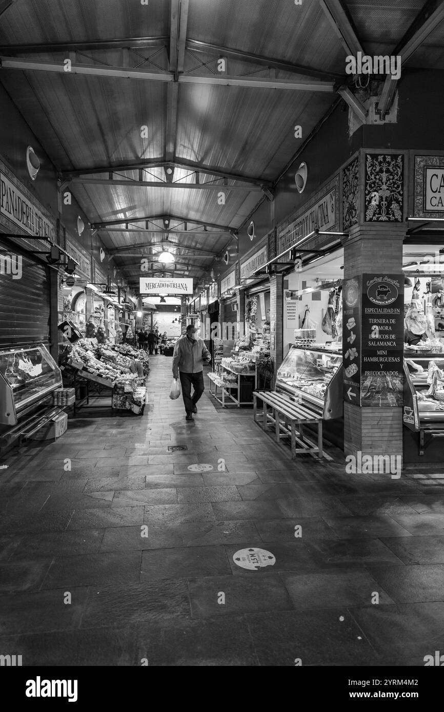 Siviglia, Spagna-24 febbraio 2022: Gente che fa shopping all'interno del Mercado de Triana, un mercato alimentare coperto nel quartiere Triana di Siviglia, Spagna. Foto Stock