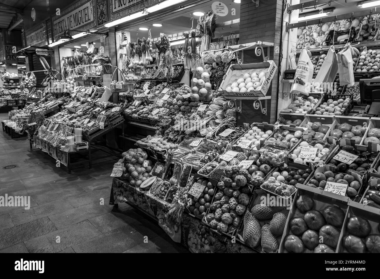 Siviglia, Spagna-24 febbraio 2022: Frutta e verdura venduta al Mercado de Triana, un mercato alimentare coperto nel quartiere Triana di Siviglia, Spagna. Foto Stock