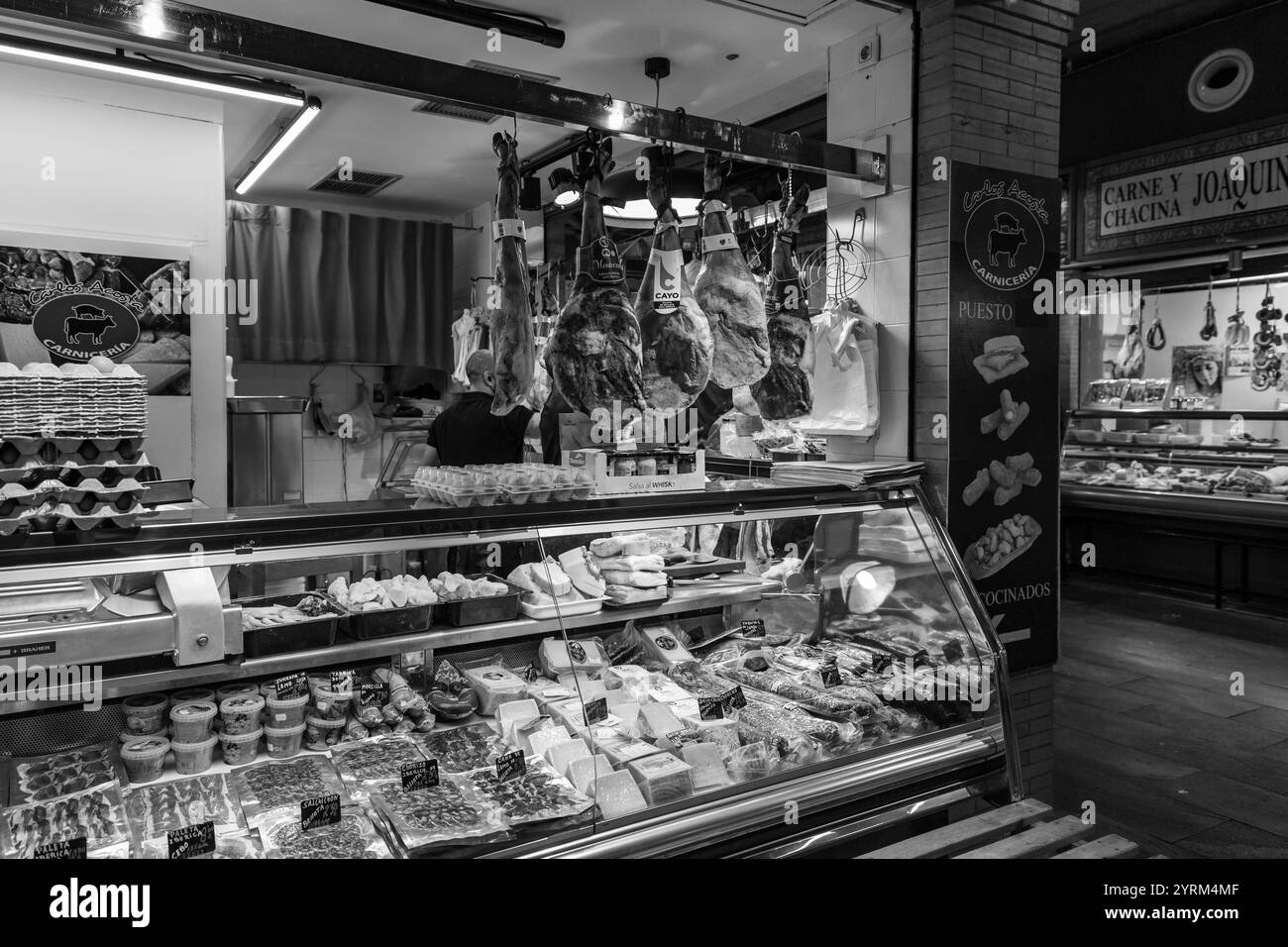 Siviglia, Spagna-24 febbraio 2022: Gente che fa shopping all'interno del Mercado de Triana, un mercato alimentare coperto nel quartiere Triana di Siviglia, Spagna. Foto Stock