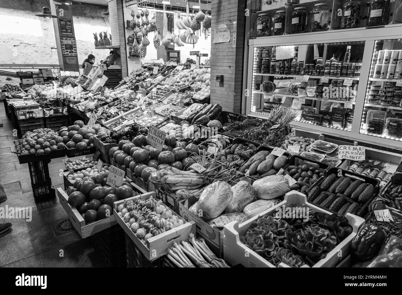 Siviglia, Spagna-24 febbraio 2022: Frutta e verdura venduta al Mercado de Triana, un mercato alimentare coperto nel quartiere Triana di Siviglia, Spagna. Foto Stock