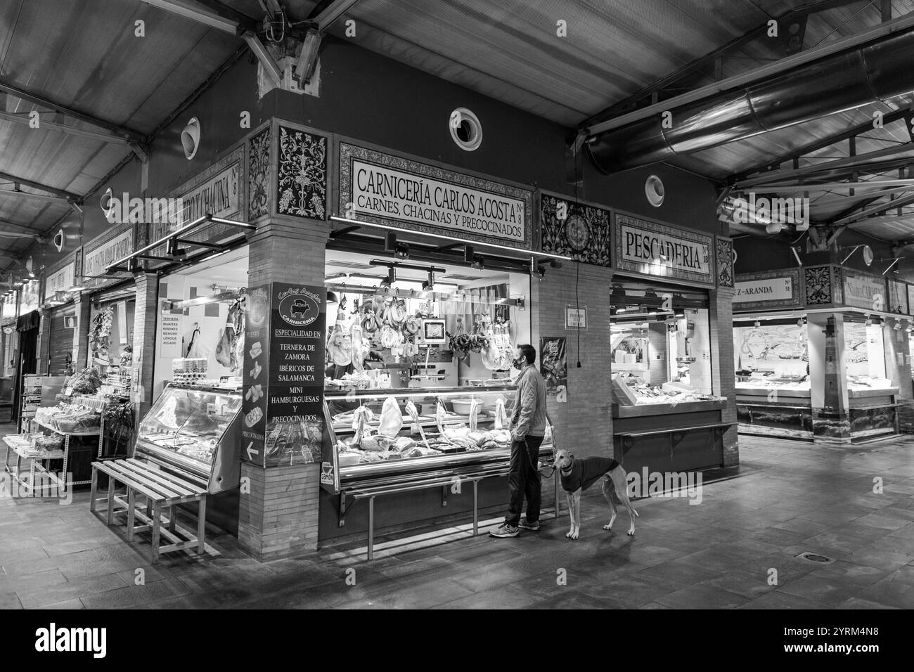Siviglia, Spagna-24 febbraio 2022: Gente che fa shopping all'interno del Mercado de Triana, un mercato alimentare coperto nel quartiere Triana di Siviglia, Spagna. Foto Stock