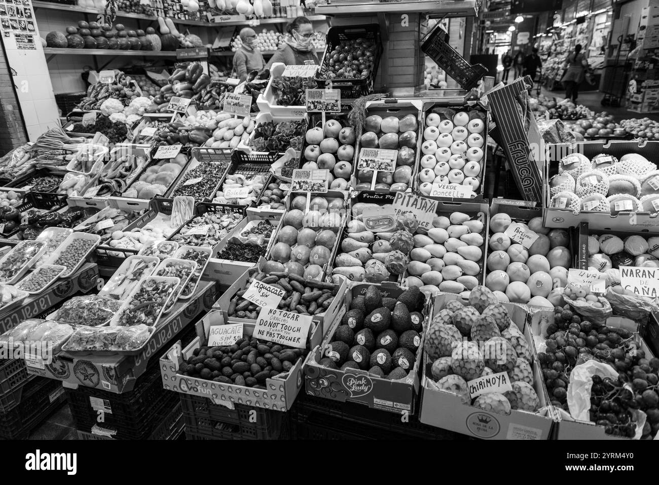 Siviglia, Spagna-24 febbraio 2022: Frutta e verdura venduta al Mercado de Triana, un mercato alimentare coperto nel quartiere Triana di Siviglia, Spagna. Foto Stock