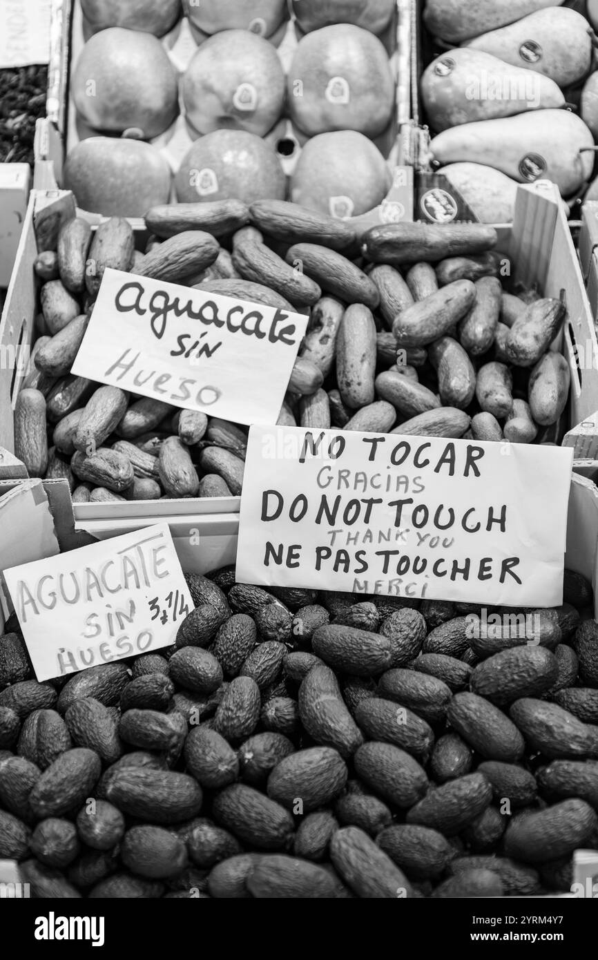 Siviglia, Spagna-24 febbraio 2022: Frutta e verdura venduta al Mercado de Triana, un mercato alimentare coperto nel quartiere Triana di Siviglia, Spagna. Foto Stock