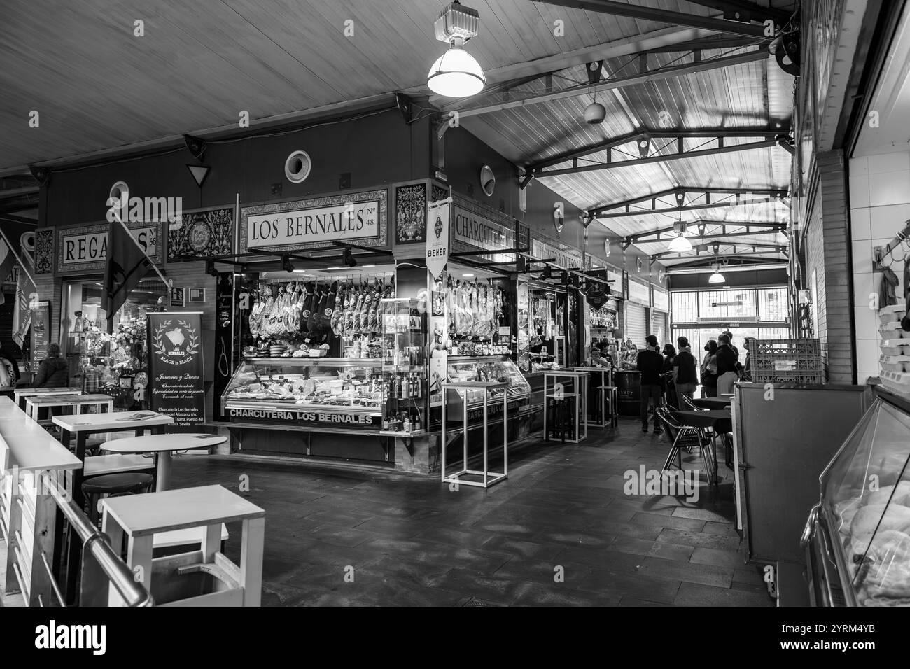 Siviglia, Spagna-24 febbraio 2022: Gente che fa shopping all'interno del Mercado de Triana, un mercato alimentare coperto nel quartiere Triana di Siviglia, Spagna. Foto Stock