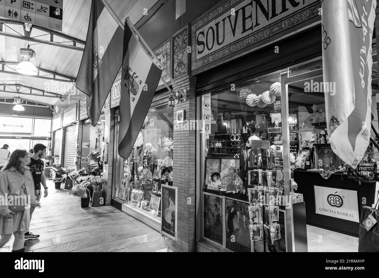 Siviglia, Spagna-24 febbraio 2022: Gente che fa shopping all'interno del Mercado de Triana, un mercato alimentare coperto nel quartiere Triana di Siviglia, Spagna. Foto Stock