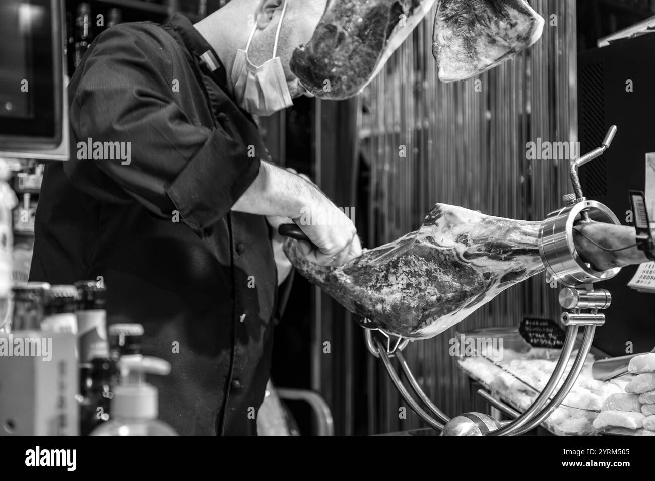 Siviglia, Spagna-24 febbraio 2022: Gente che fa shopping all'interno del Mercado de Triana, un mercato alimentare coperto nel quartiere Triana di Siviglia, Spagna. Foto Stock