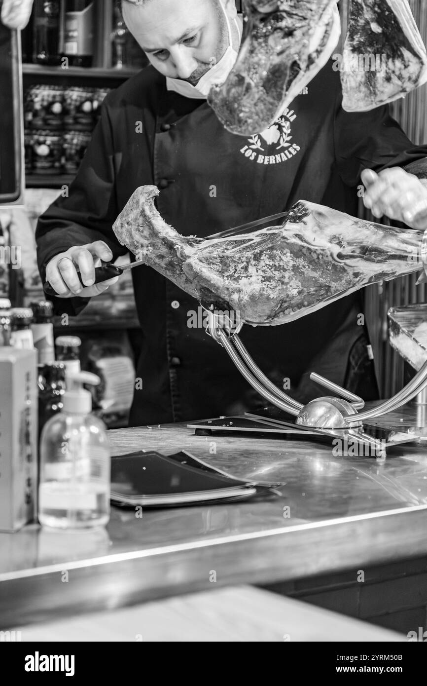 Siviglia, Spagna-24 febbraio 2022: Gente che fa shopping all'interno del Mercado de Triana, un mercato alimentare coperto nel quartiere Triana di Siviglia, Spagna. Foto Stock