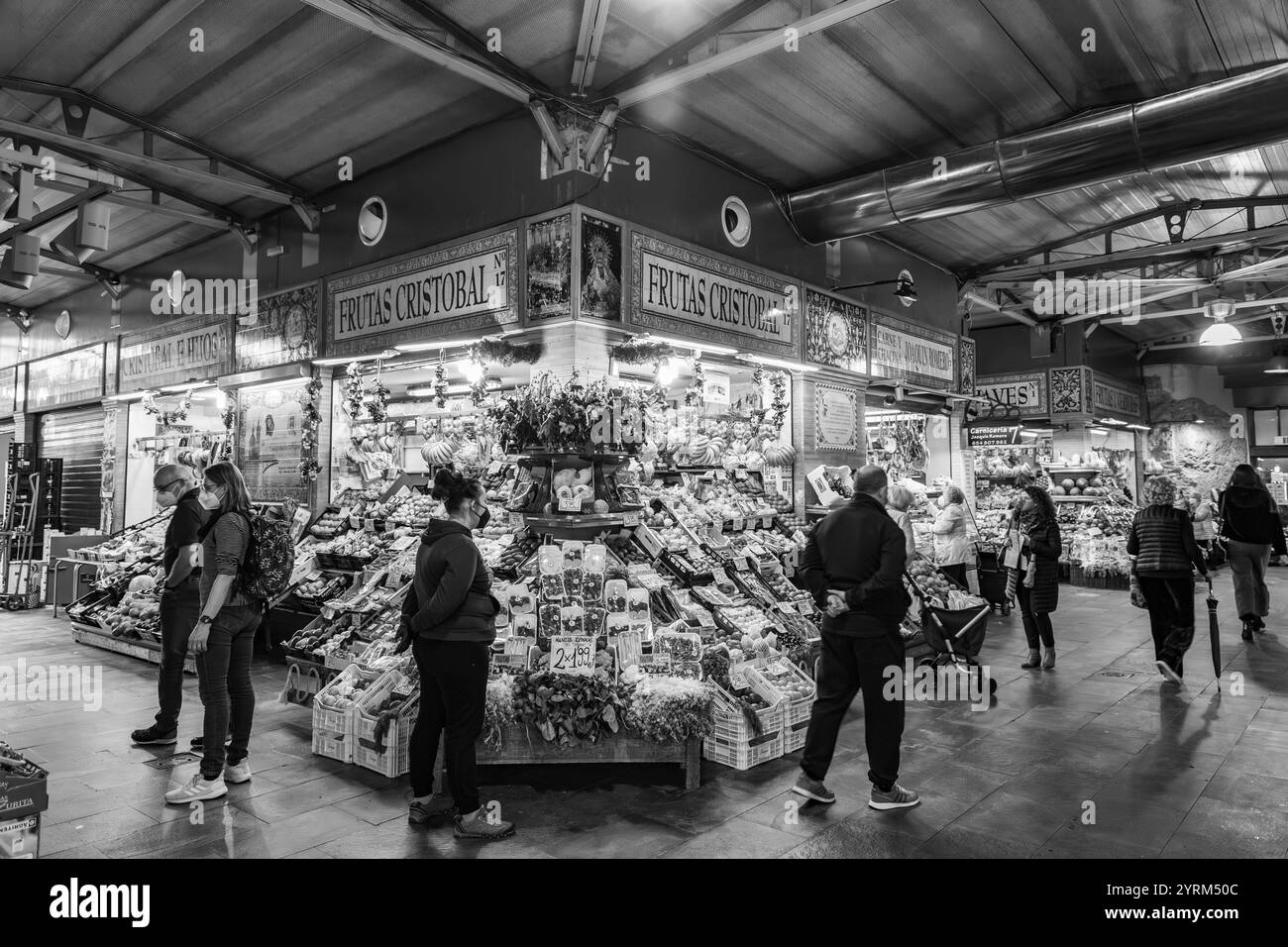 Siviglia, Spagna-24 febbraio 2022: Gente che fa shopping all'interno del Mercado de Triana, un mercato alimentare coperto nel quartiere Triana di Siviglia, Spagna. Foto Stock