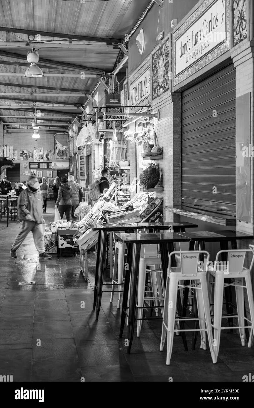 Siviglia, Spagna-24 febbraio 2022: Gente che fa shopping all'interno del Mercado de Triana, un mercato alimentare coperto nel quartiere Triana di Siviglia, Spagna. Foto Stock