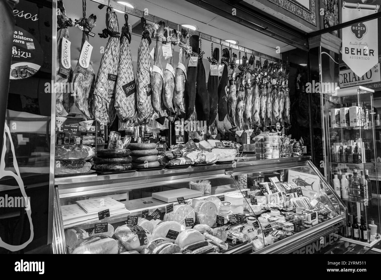 Siviglia, Spagna-24 febbraio 2022: Gente che fa shopping all'interno del Mercado de Triana, un mercato alimentare coperto nel quartiere Triana di Siviglia, Spagna. Foto Stock