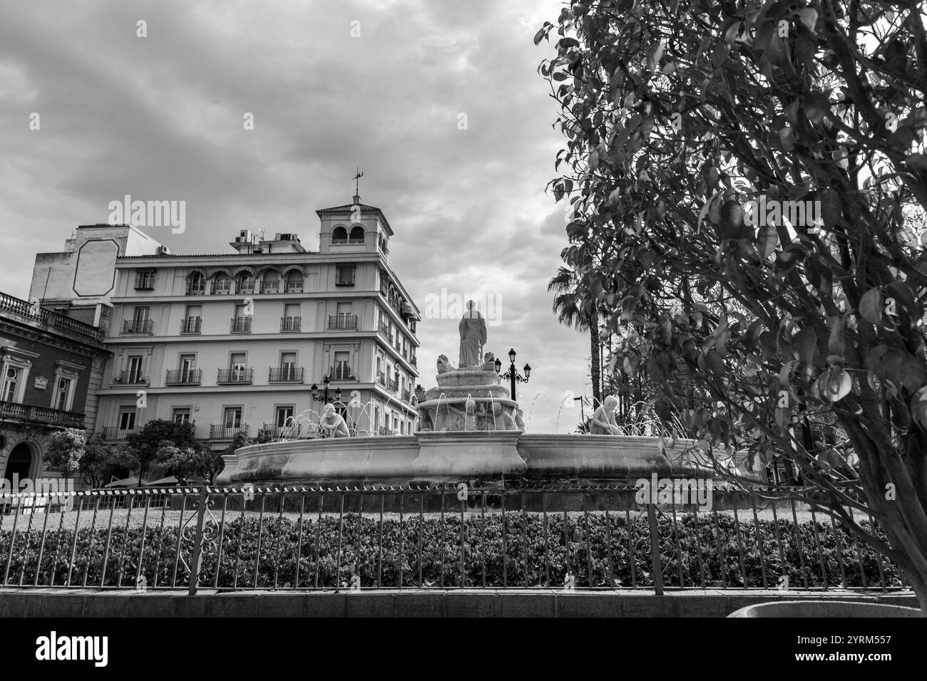 Siviglia, Spagna-24 febbraio 2022: Fontana dell'Hispalis a Siviglia, Spagna. Foto Stock Siviglia, Spagna-24 febbraio 2022: Fontana dell'Hispalis a Siviglia, Spagna. Foto Stock