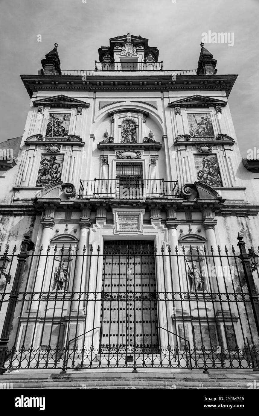 Siviglia, Spagna-24 febbraio 2022: Hospital de la Caridad è un edificio barocco di ospedale di beneficenza vicino a Plaza de Toros. Fondata nel 1674, si preoccupa ancora della a Foto Stock