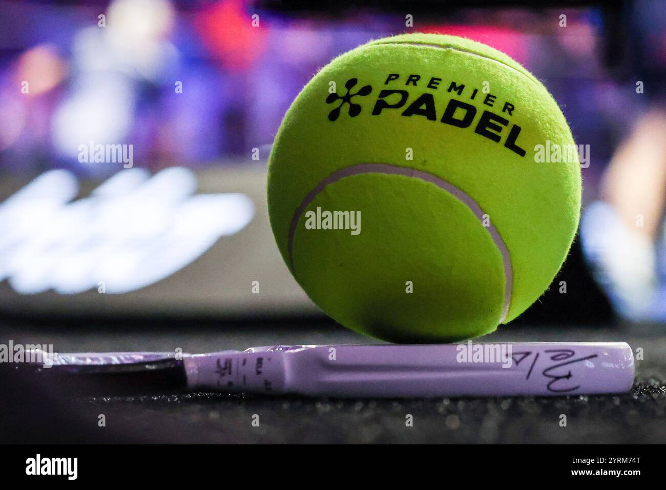 Milano, Italia. 4 dicembre 2024. Una vista generale all'interno dell'arena durante il Milano Premiere Padel P1 match tra Martin di Nenno (ARG)/Juan Lebron (ESP) contro Daniel Santigosa Sastre (ESP)/Miguel Lamperti (ARG) all'Allianz Cloud Arena crediti: dpa/Alamy Live News Foto Stock