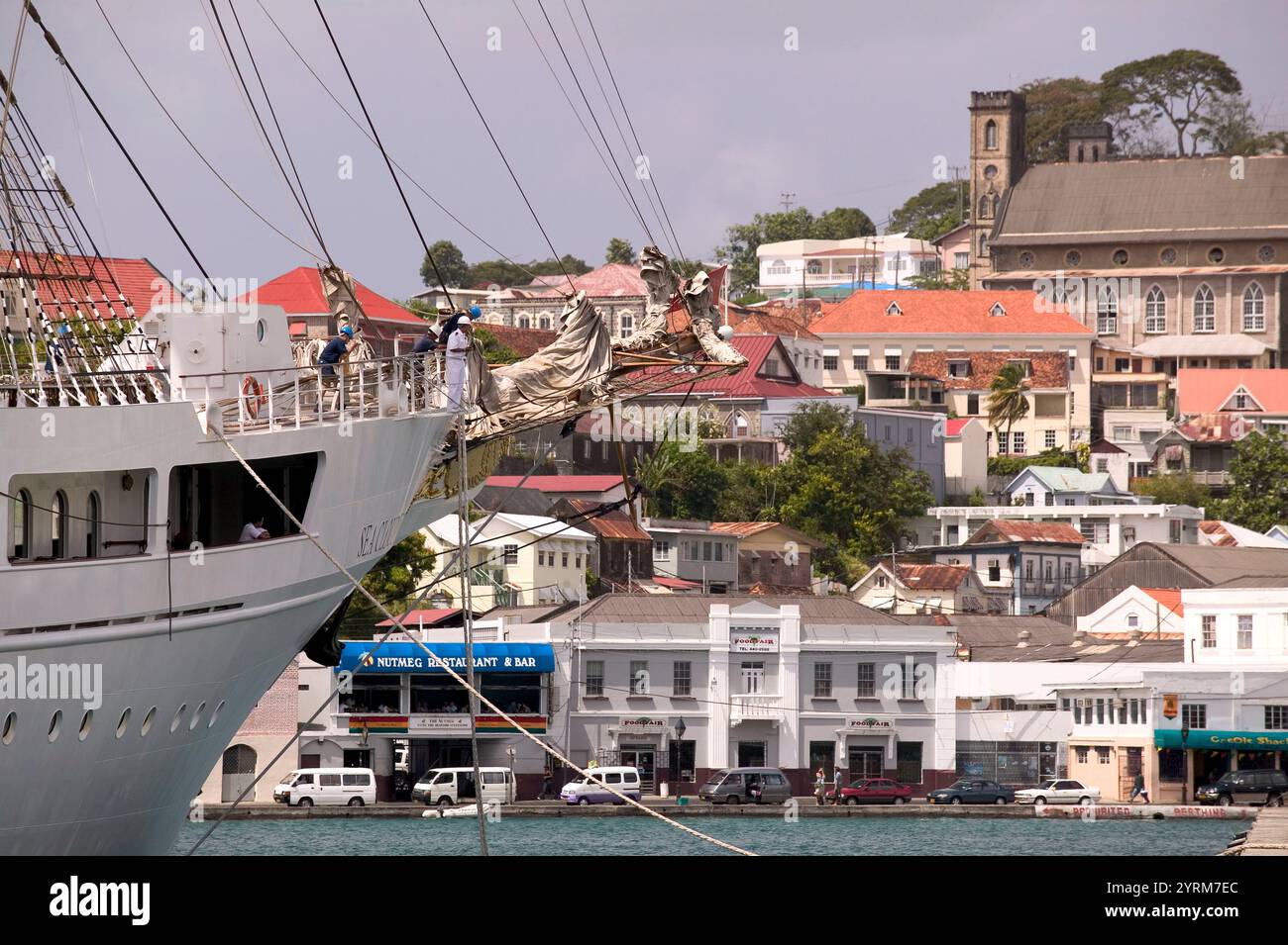 Grenada, St. George S: Porto di St. George, Carenage. Attracco della nave da crociera Sea Cloud 2 Foto Stock