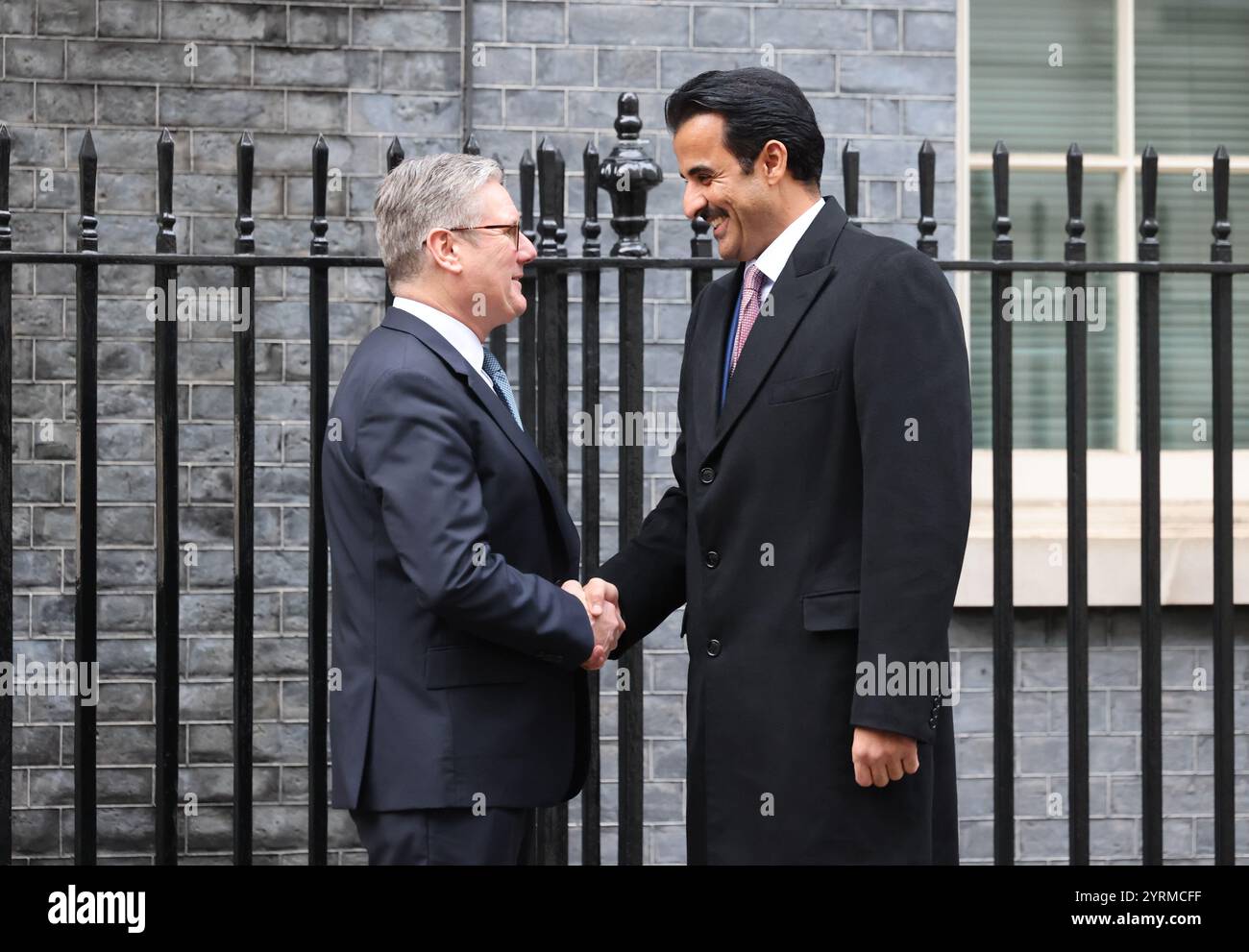 Londra, Regno Unito, 4 dicembre 2024. Keir Starmer ha dato il benvenuto all'emiro del Qatar, Sheikh Tanim a Downing Street come parte di una visita di stato di 2 giorni in Gran Bretagna. Starmer ha salutato una nuova partnership tra i 2 paesi che creerà 1000 posti di lavoro altamente qualificati e hub tecnologici climatici leader a livello mondiale nel Regno Unito e in Qatar. Credito : Monica Wells/Alamy Live News Foto Stock