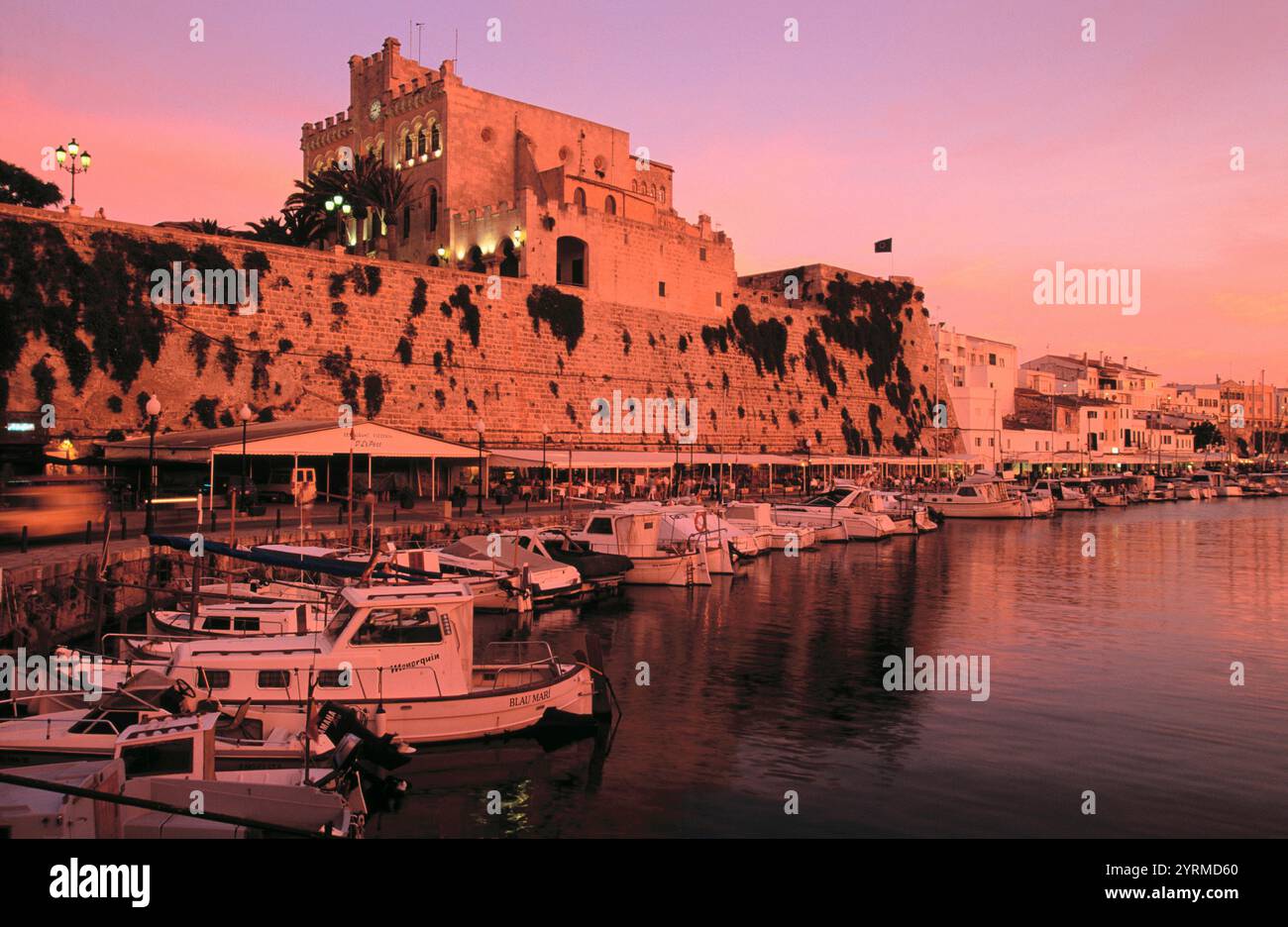 La vista del porto con il municipio al tramonto. Ciudadela. Minorca. Isole Baleari. Spagna Foto Stock