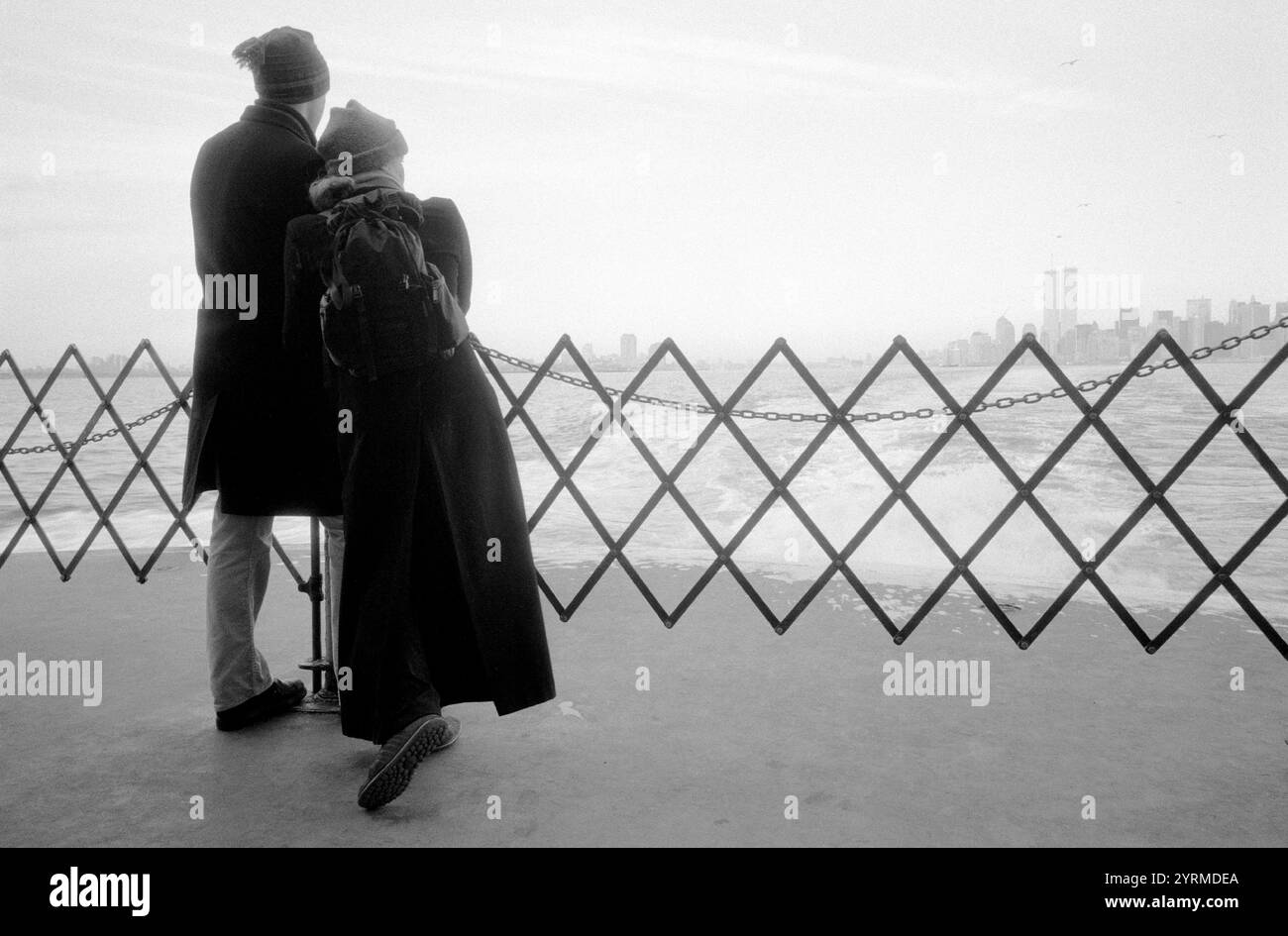 Giovane su Staten Island Ferry. La città di New York. Stati Uniti d'America Foto Stock