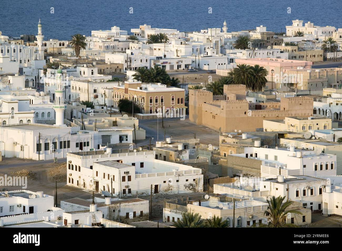 Regione OMAN-Sharqiya-Sur: Vista della città di al Ayajh / nel tardo pomeriggio Foto Stock