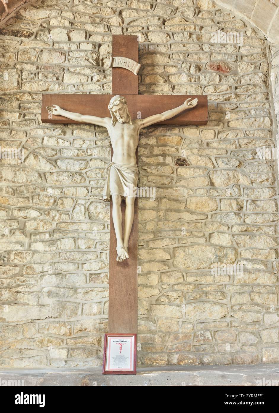 Un moderno crocifisso sassone e normanno costruì una chiesa cristiana nel villaggio di Geddington, in Inghilterra. Foto Stock