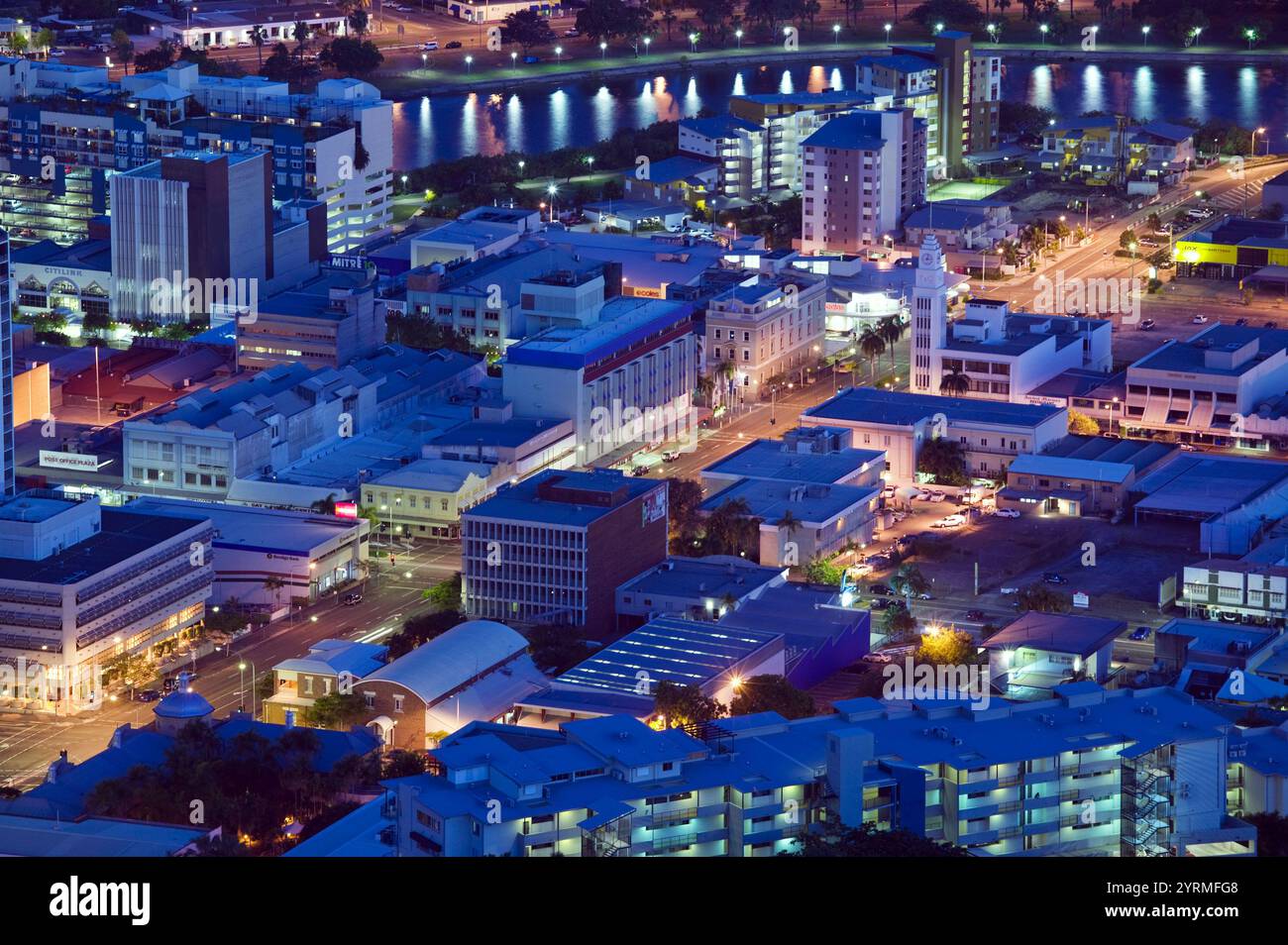 Australia - Queensland - North Coast - Townsville: Centro di Townsville da Castle Hill in serata Foto Stock
