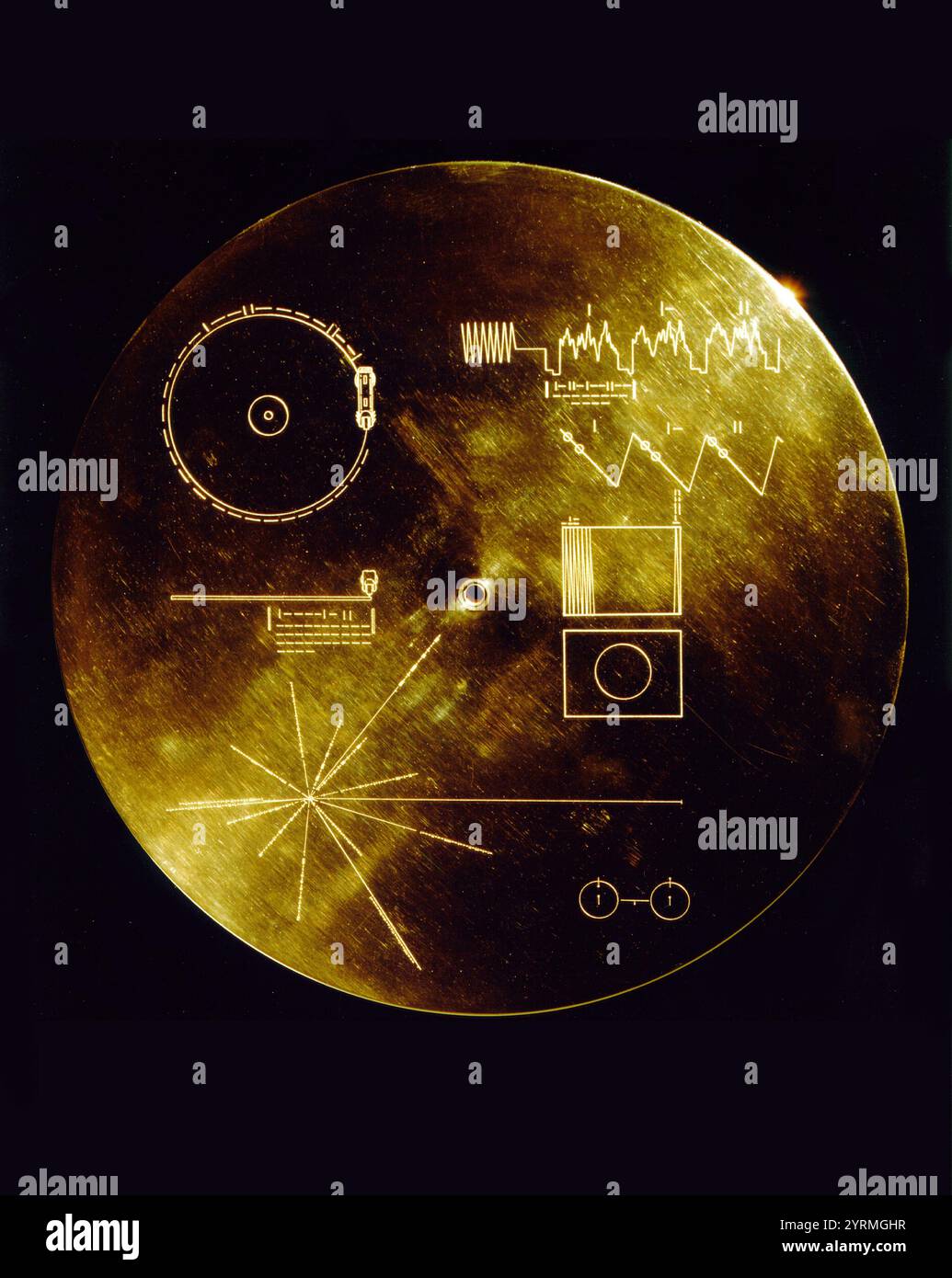 Coperchio in alluminio dorato progettato per proteggere i dischi "Sounds of Earth" del Voyager 1 e 2 dal bombardamento di micrometeoriti, ma serve anche a doppio scopo per fornire al cercatore la chiave per riprodurre il disco. Foto Stock