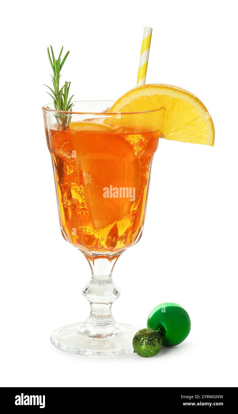 Gustoso cocktail di Natale in bicchiere e baule isolate su bianco Foto Stock