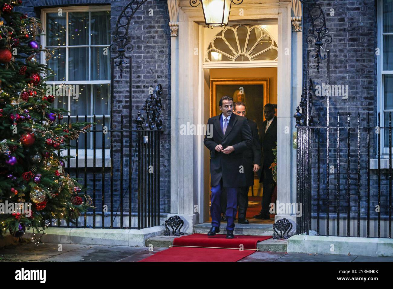 Londra, Regno Unito. 4 dicembre 2024. Sir Keir Starmer, primo ministro del Regno Unito, dà il benvenuto a Downing Street a Londra, Sheikh Tamim bin Hamad al Thani, l'emiro del Qatar. Questa settimana l'emiro e' in visita di stato di tre giorni nel Regno Unito. Crediti: Imageplotter/Alamy Live News Foto Stock