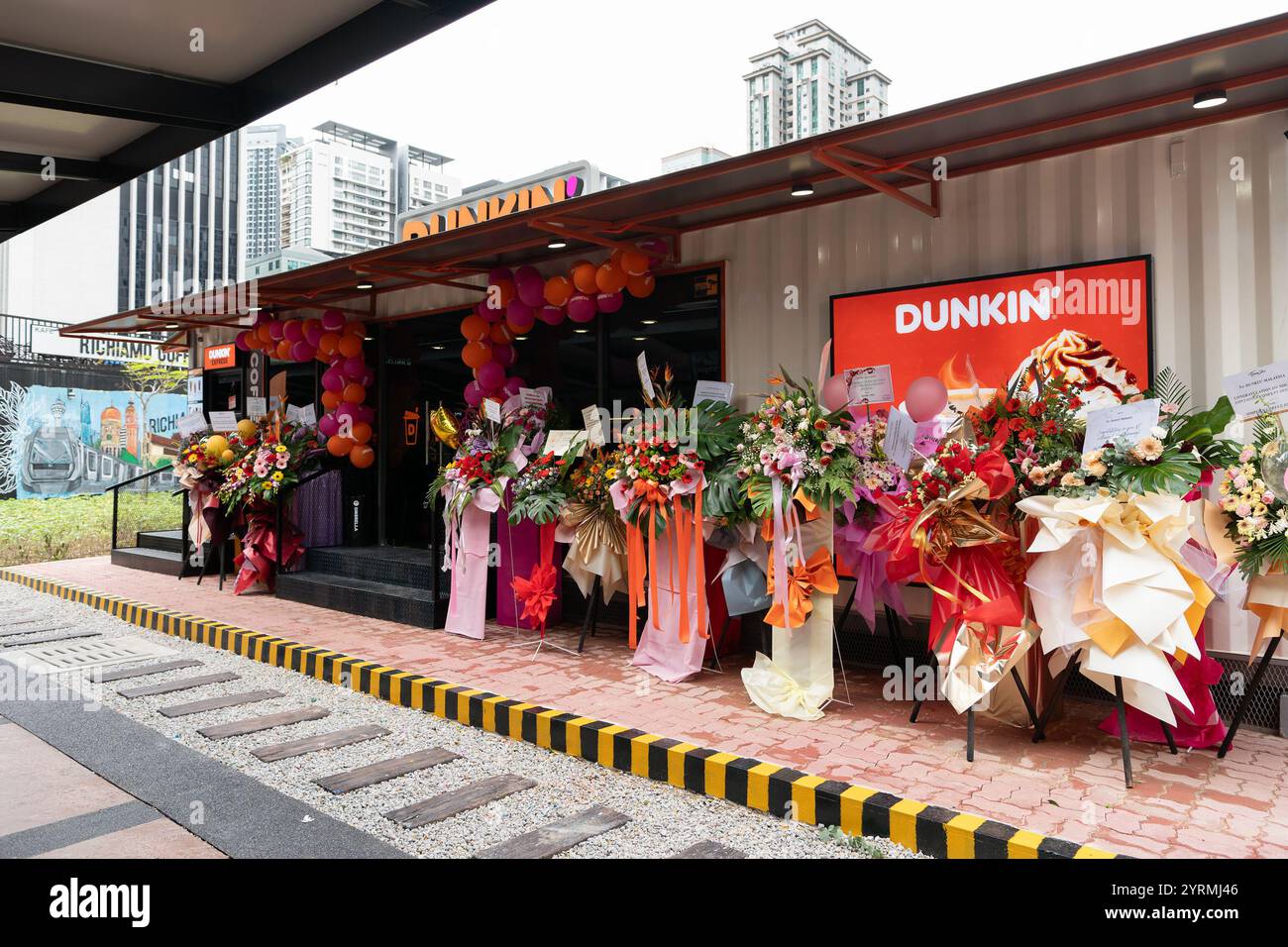 KUALA LUMPUR, MALESIA - 1° DICEMBRE 2023: Vista a livello della strada del Container Concept outlet Dunkin' Donuts presso la stazione MRT di Ampang Park, con congruo Foto Stock