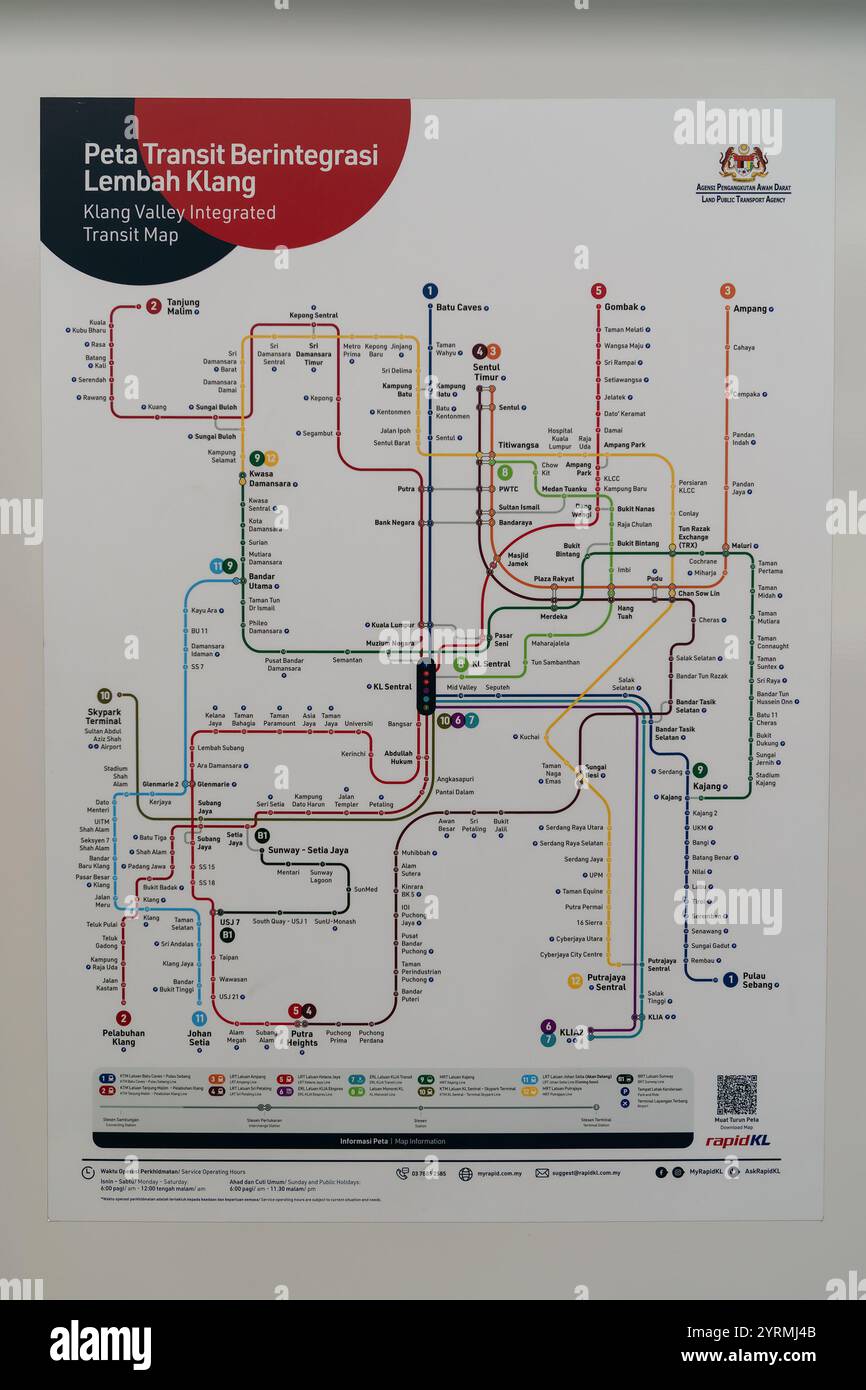 KUALA LUMPUR, MALESIA - 1 DICEMBRE 2023: Una mappa di transito visualizzata sul muro, che illustra i percorsi e le stazioni della metropolitana. Foto Stock