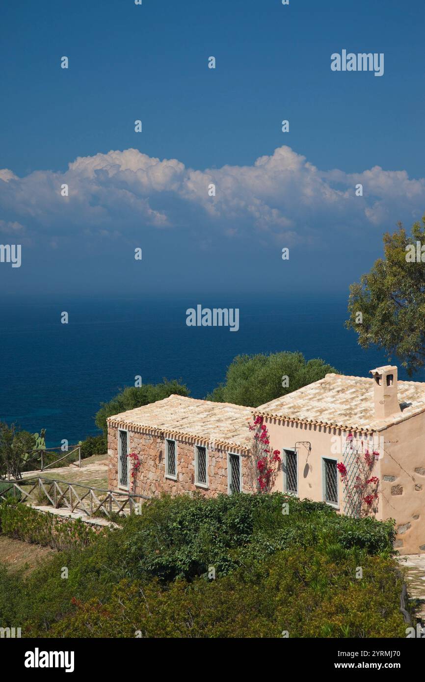 L'Italia, Sardegna, Sarrabus, Capitana, scogliera house Foto Stock