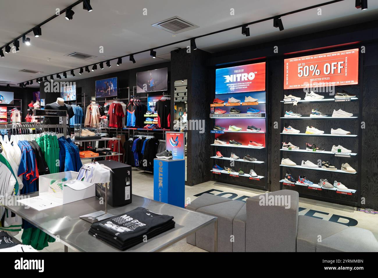 KUALA LUMPUR, MALESIA - 1 DICEMBRE 2023: Foto interna del negozio Puma a Suria KLCC. Puma è un marchio globale noto per le sue calzature e l'abbigliamento atletico Foto Stock