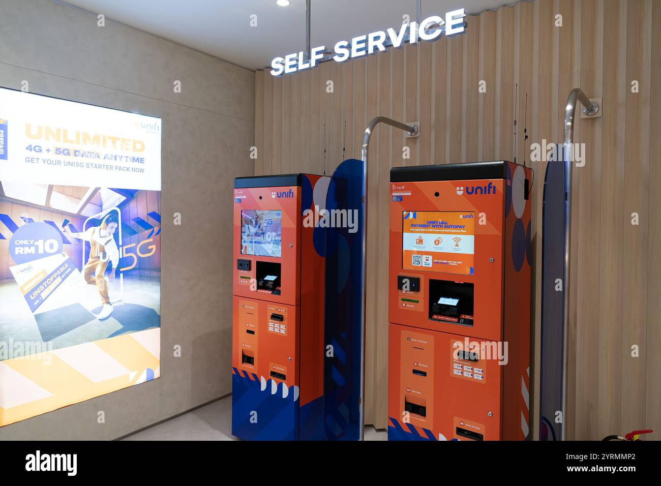 KUALA LUMPUR, MALESIA - 1 DICEMBRE 2023: Chioschi self-service nel negozio Unifi. UNIFI è un fornitore di telecomunicazioni che offre una gamma di Internet, m Foto Stock