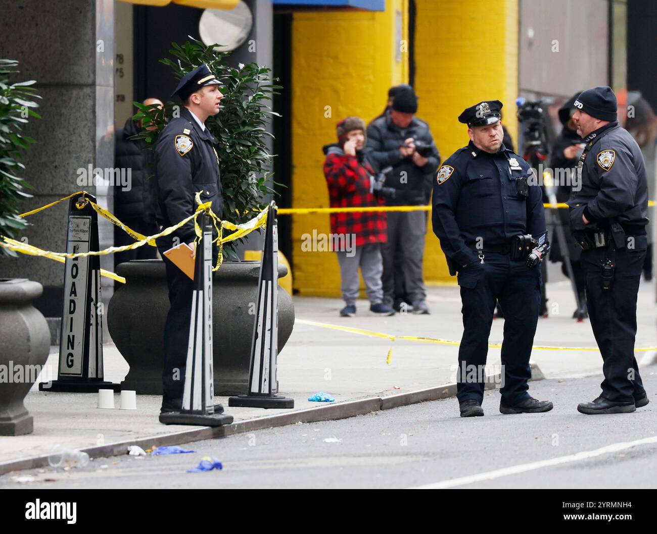 New York, Stati Uniti. 4 dicembre 2024. Gli agenti della polizia di New York indagano sulla scena del crimine intorno al New York Midtown Hilton dopo la sparatoria fatale del CEO di UnitedHealthcare Brian Thompson a New York City mercoledì 4 dicembre 2024. Thompson è stato colpito e ucciso nel centro di Manhattan mercoledì mattina in un apparente attacco mirato mentre stava per partecipare alla conferenza annuale degli investitori della compagnia. L'uomo armato rimane libero. Foto di John Angelillo/UPI credito: UPI/Alamy Live News Foto Stock