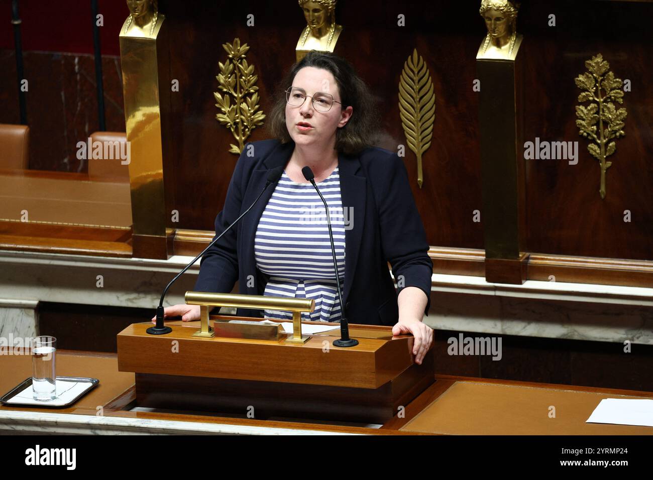 Presidente del gruppo parlamentare Ecologiste et Social Cyrielle Chatelain durante il dibattito precedente alle votazioni di sfiducia sull'amministrazione del primo ministro Barnier all'Assemblea nazionale di Parigi, in Francia, il 4 dicembre 2024. L'Assemblea nazionale francese discute due mozioni portate dalla coalizione NFP di sinistra francese Nouveau Front Populaire (nuovo fronte Popolare) e dal partito RN di estrema destra del Rassemblement National (Rally Nazionale) in uno stallo sul bilancio di austerità del 2025, che ha visto il primo ministro francese forzare un disegno di legge per il finanziamento della sicurezza sociale senza voto (articolo 49.3) su D. Foto Stock