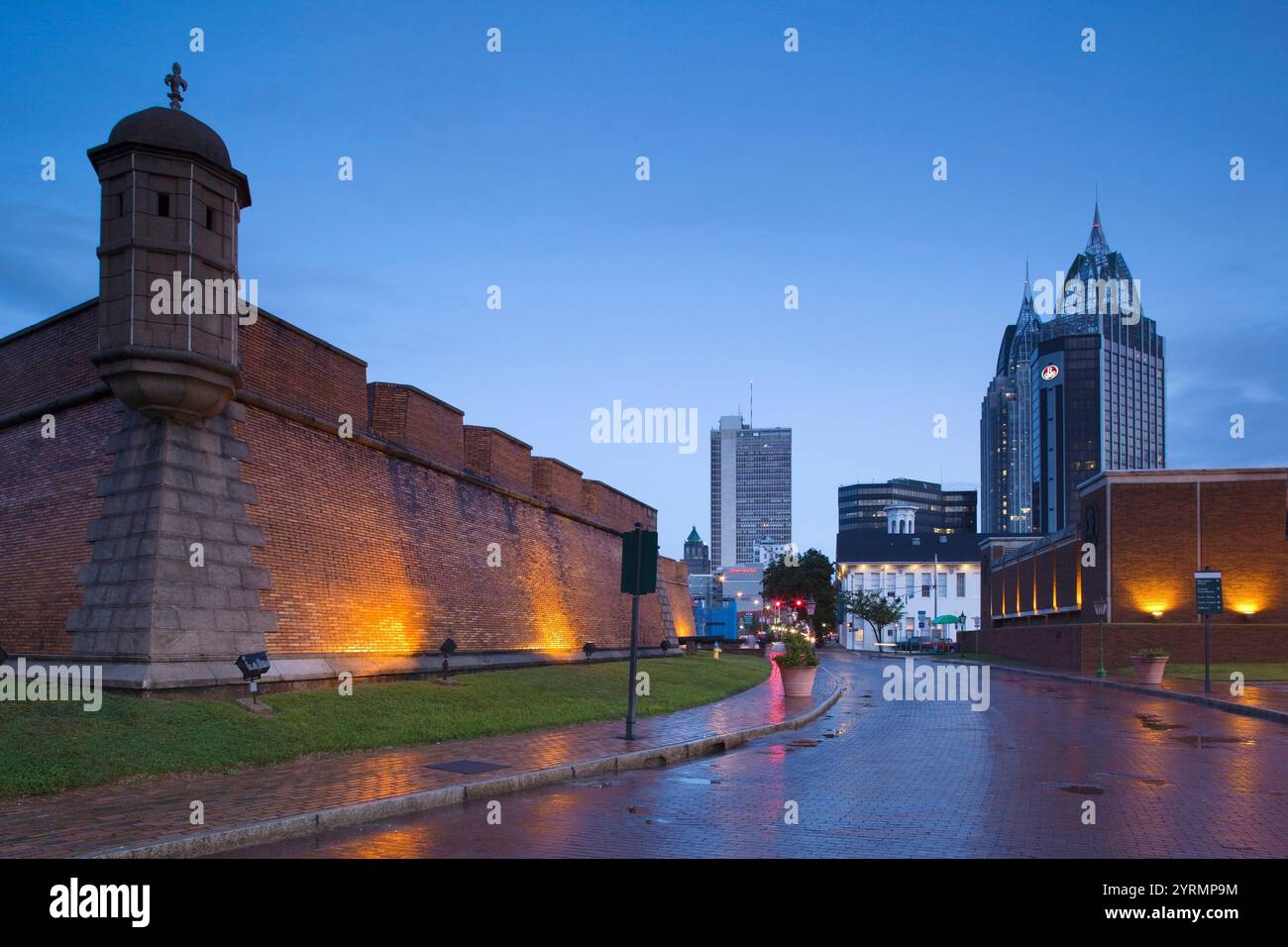 Stati Uniti, Alabama, Mobile, Fort Conde, b 1711, RSA Tower e Riverview Plaza, all'alba Foto Stock