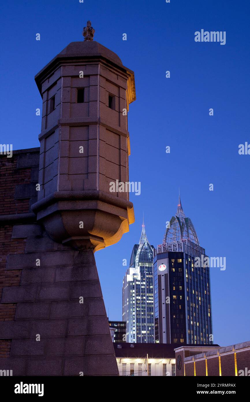 Stati Uniti, Alabama, Mobile, Fort Conde, b 1711, RSA Tower e Riverview Plaza, crepuscolo Foto Stock