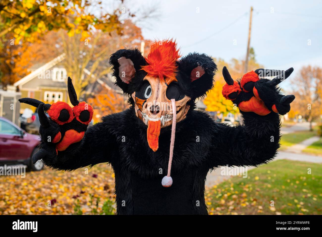 L'uomo in costume di halloween si è adattato e ha posato per il fotografo in una strada di quartiere della classe operaia nella piccola città midwest di Ludington, Michi Foto Stock