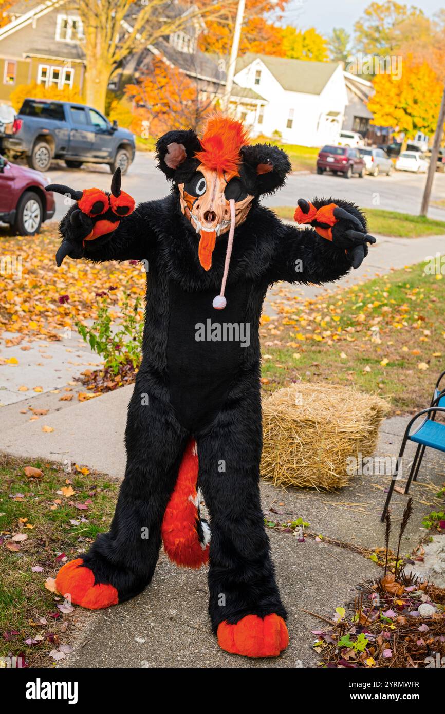 L'uomo in costume di halloween si adattava e posava per il fotografo in un quartiere della classe operaia. Foto Stock