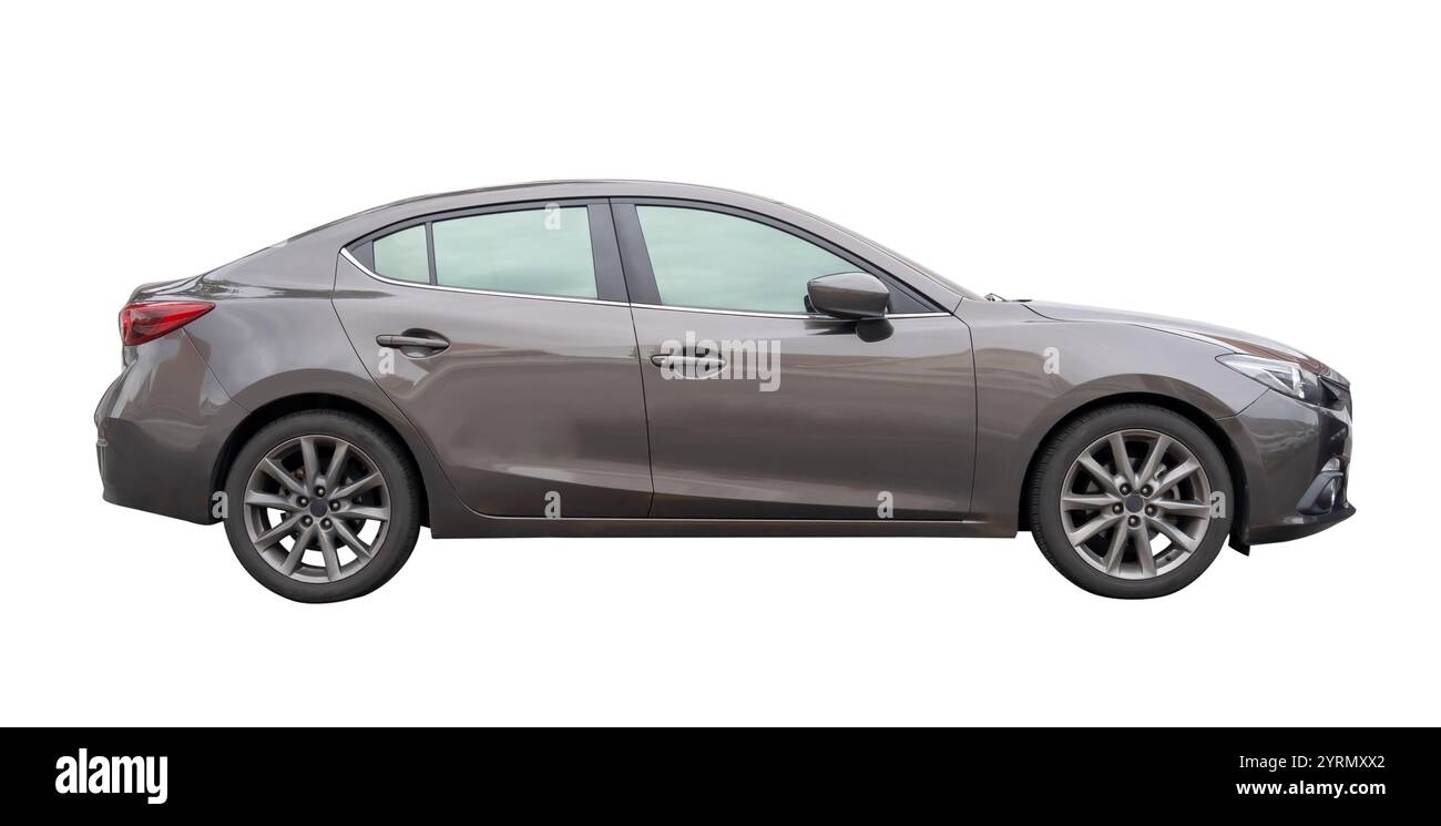La vista laterale della berlina grigio scuro è isolata su sfondo bianco con percorso di ritaglio. Foto Stock