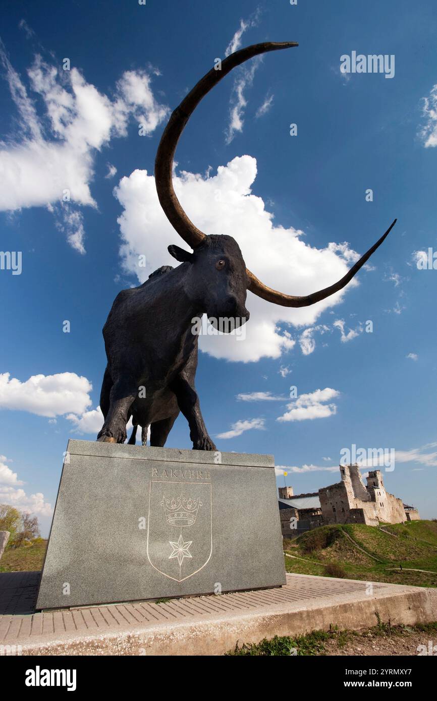 Estonia Estonia nordorientale di Rakvere, Rakvere Bull statua, artista Tauno Kangro, celebra la città del 700° anniversario Foto Stock