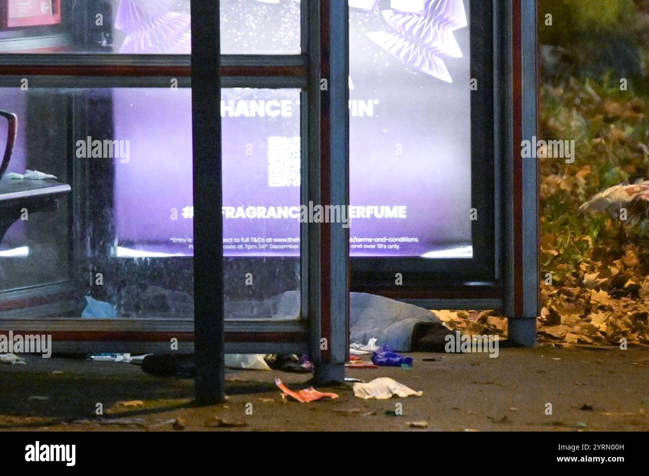 Warwick Road, Birmingham, 4 dicembre 2024. Un autobus numero 4 è stato delimitato nella zona di Sparkhill di Birmingham dalla polizia delle West Midlands dopo che un ragazzo di 17 anni e un uomo di 32 anni sono stati pugnalati a bordo. Il pronto soccorso potrebbe essere visto anche all'interno della fermata dell'autobus. Il cordone corre da Colebrook Road fino alla trafficata Warwick Road. DICHIARAZIONE DELLA POLIZIA DEL WEST MIDS: “Stiamo indagando dopo che un uomo e un adolescente sono stati pugnalati su un autobus a Birmingham questo pomeriggio (4 dicembre). Siamo stati chiamati alle 14:45 a Colebrook Road a Sparkhill. «Un uomo di 32 anni e un ragazzo di 17 anni sono stati presi Foto Stock