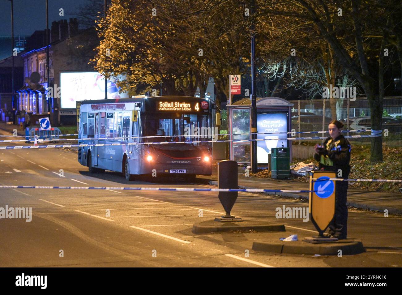 Warwick Road, Birmingham, 4 dicembre 2024. Un autobus numero 4 è stato delimitato nella zona di Sparkhill di Birmingham dalla polizia delle West Midlands dopo che un ragazzo di 17 anni e un uomo di 32 anni sono stati pugnalati a bordo. Il pronto soccorso potrebbe essere visto anche all'interno della fermata dell'autobus. Il cordone corre da Colebrook Road fino alla trafficata Warwick Road. DICHIARAZIONE DELLA POLIZIA DEL WEST MIDS: “Stiamo indagando dopo che un uomo e un adolescente sono stati pugnalati su un autobus a Birmingham questo pomeriggio (4 dicembre). Siamo stati chiamati alle 14:45 a Colebrook Road a Sparkhill. «Un uomo di 32 anni e un ragazzo di 17 anni sono stati presi Foto Stock