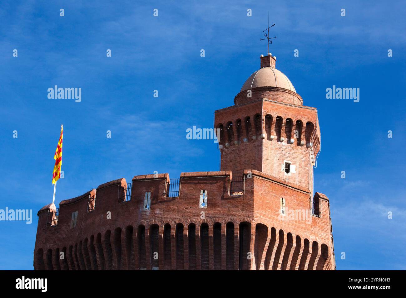 France, Languedoc-Roussillon, Dipartimento Pyrenees-Orientales, Perpignan, Le Castillet-Casa Pairal, ore diurne Foto Stock