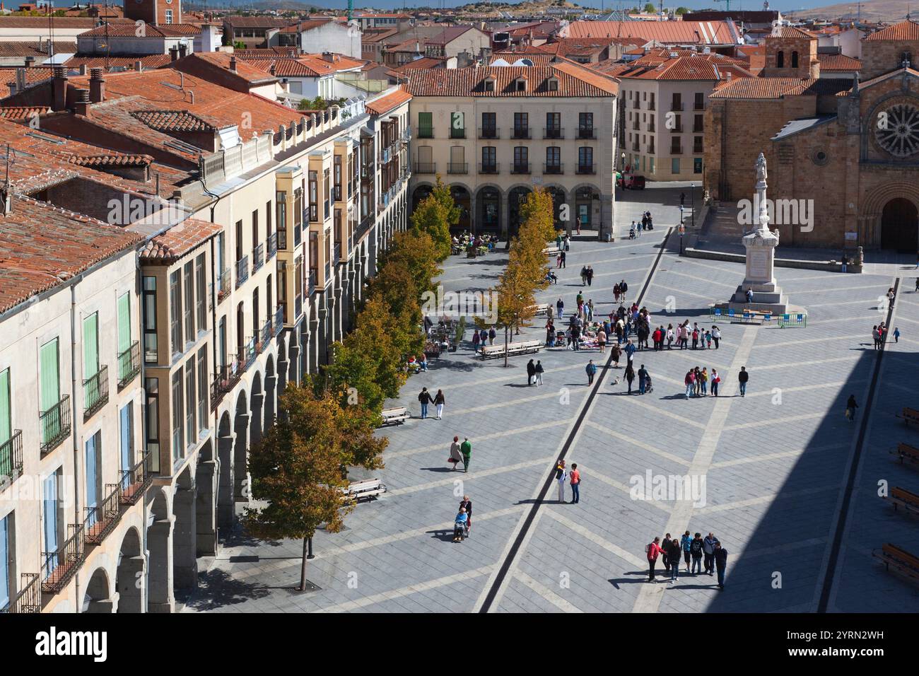 Spagna, Castilla y Leon Regione, Provincia di Avila, Avila, Plaza Santa Teresa vista in elevazione da Las Murallas cinta muraria Foto Stock