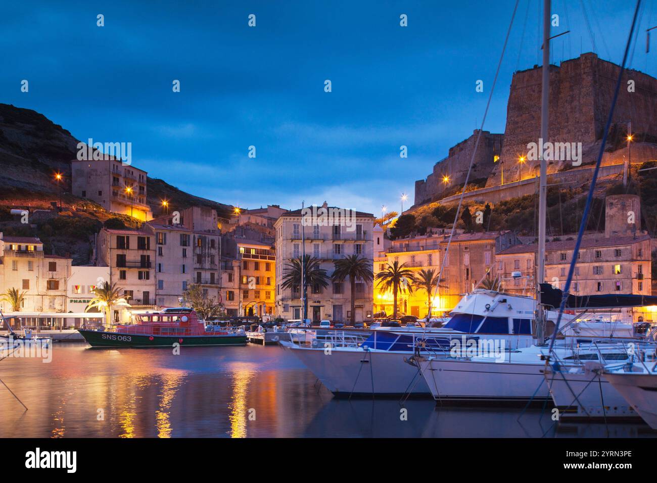 Francia, Corsica, Corse-du-Sud Dipartimento, Corsica Costa Sud Regione, Bonifacio, la porta e la Cittadella, crepuscolo Foto Stock