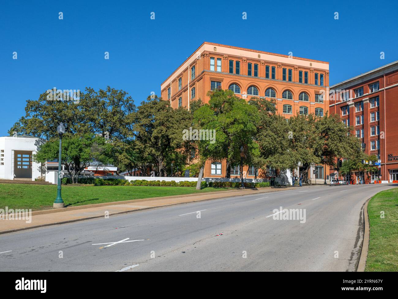 School Book Depository Building, Dealey Plaza, Dallas, Texas, USA. La croce sulla strada segna il luogo in cui è stato ucciso John F Kennedy. Foto Stock