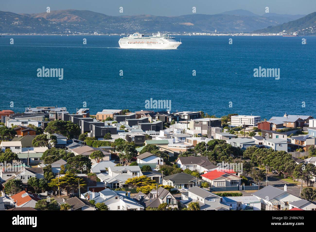 Nuova Zelanda, Isola del Nord, Wellington, vista sopraelevata del Seatoun dal passo di Branda con nave da crociera. Foto Stock