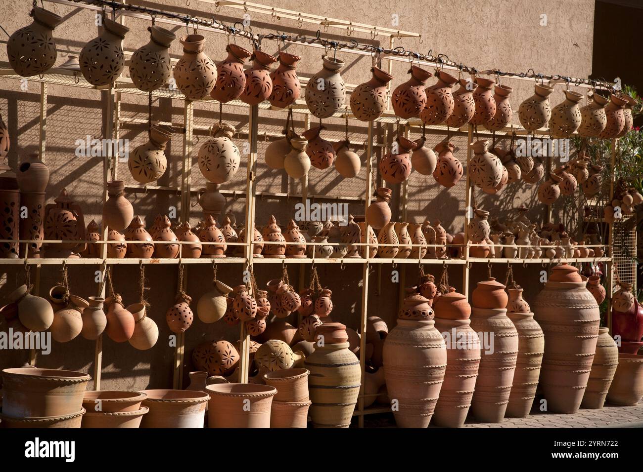 tradizionali vasi di argilla in mostra fuori dal suq nizwa nizwa oman medio oriente Foto Stock