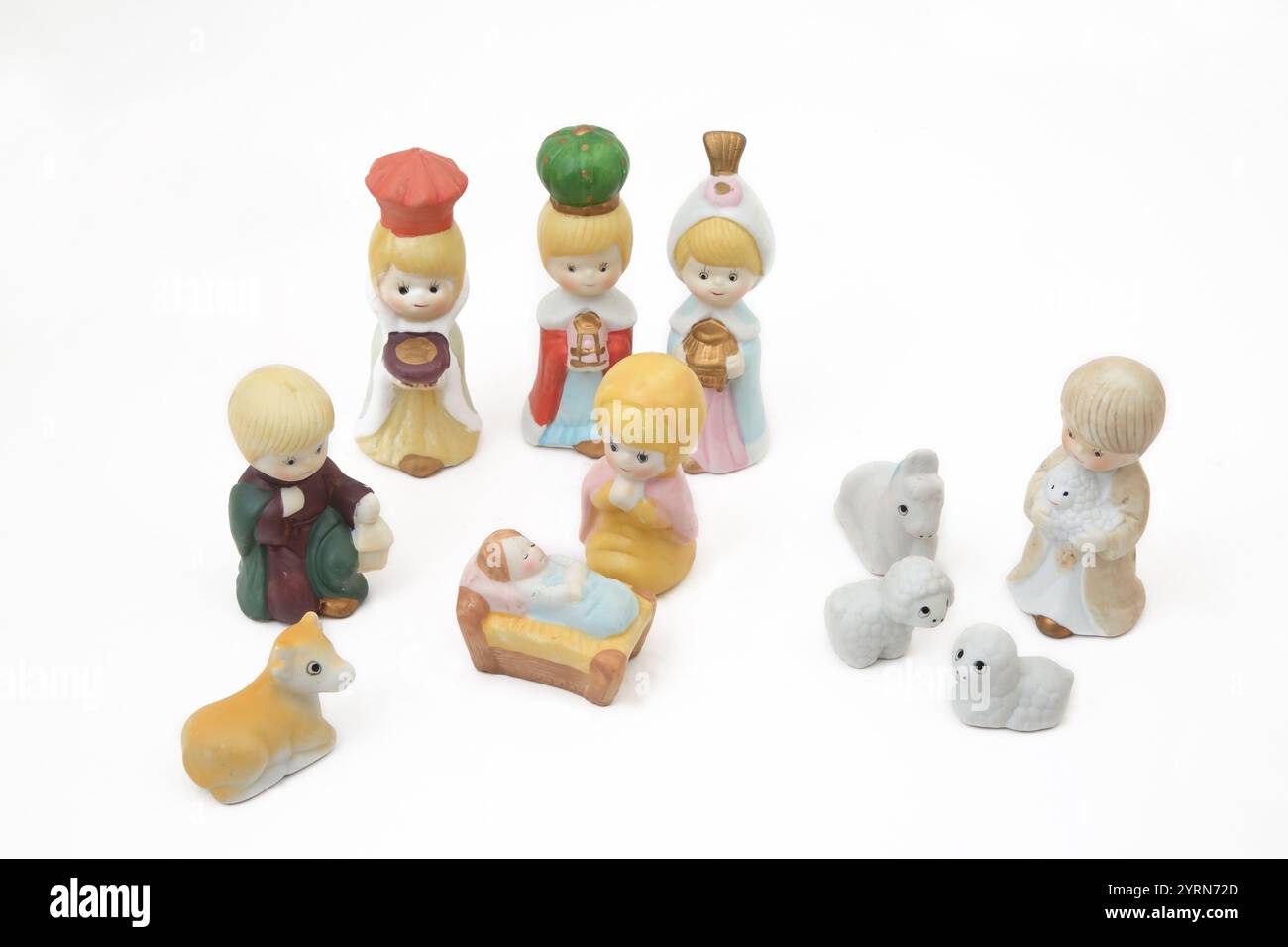 Il presepe raffigura decorazioni natalizie con la Sacra famiglia e i tre Re che portano regali di incenso d'oro e Mirra e un pastore con Shee Foto Stock